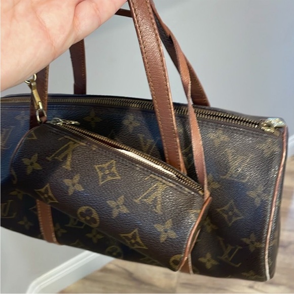 Hottest bag Louis Vuitton Monogram
Papillon 30 Hand Bag & Pouch - Picture 7 of 8